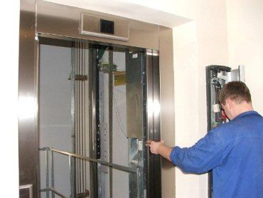 В Ужгороде массово ремонтируют лифты, но только в 9-этажках