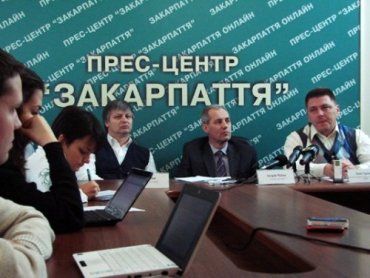 Головний лікар Ужгородського пологового будинку Андрій Чабан на прес-конференції