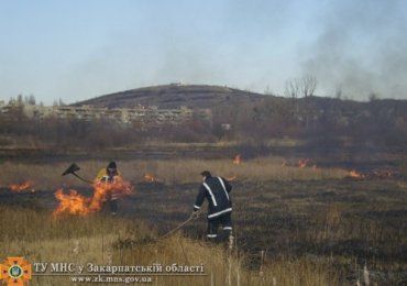 В Хустском районе во время сжигания мусора загорелась женщина