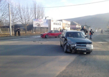 ДТП произошло по улице Коммунальная в Виноградове: столкнулись два автомобиля