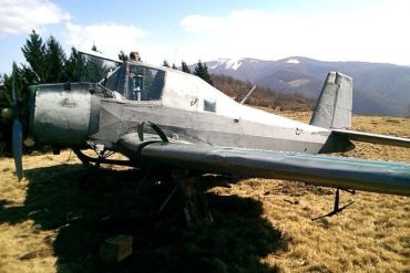 Одноместный летательный аппарат «Смелак» серого цвета стоял в долине среди гор