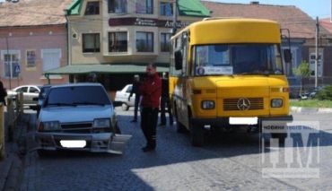 В Мукачево столкнулись легковой автомобиль ВАЗ и маршрутный автобус "Мерседес"