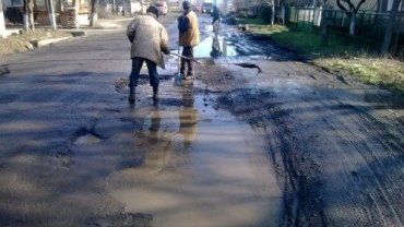 Вот так ремонтирует дорогу на улице Корытнянская в Ужгороде