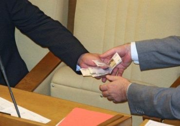 В Береговском районе чиновник попался на взятке в 2500 гривен