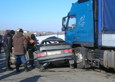 На трассе Киев-Чоп лоб в лоб сошлись легковушка и грузовик