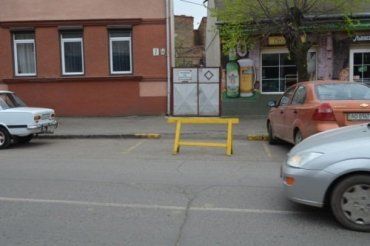 В Ужгороде негде припарковаться, - вот и приватизируют место