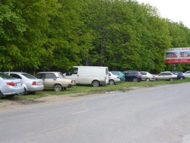В Ужгороде водители автомобилей превратили парк в стоянку