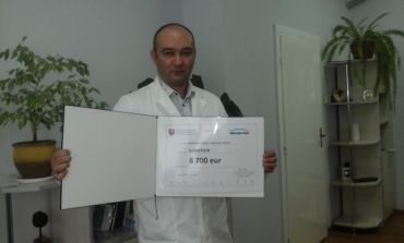 Каждому из медицинских заведений выдали сертификат на сумму 8700 евро
