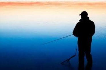 В Закарпатье рыбака на озере убило током