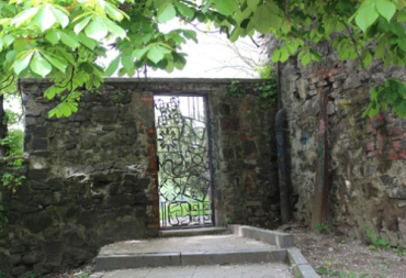 В ужгородском альпинарии установили новые кованые двери
