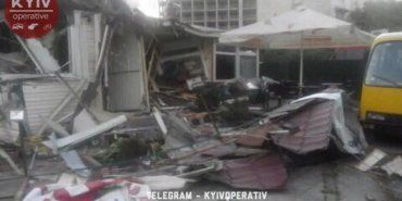 У Києві стався демонтаж фаст-фуду з відвідувачами всередині