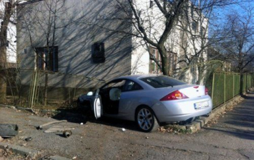 В Ужгороде пьяный мажор протаранил авто и забор около дома