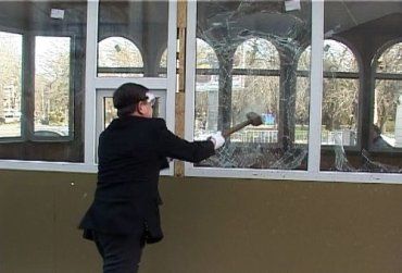 В Ужгороде вор разбил кувалдой витрину и ограбил магазин