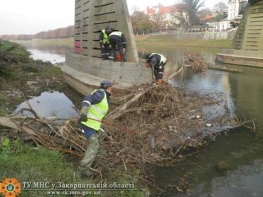МЧСники уже и пешеходный мост в Ужгороде спасают от мусора