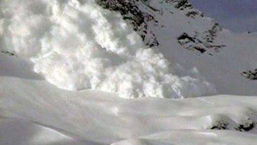 В горах Закарпатья снежные лавины: существует угроза оползней снега на дороги