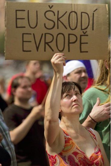 Демонстрация в Праге, направленная против Европейского союза и иммиграции