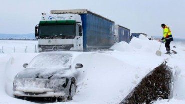 Десятки автомобилей увязли в Венгрии в сугробах на трассе M1