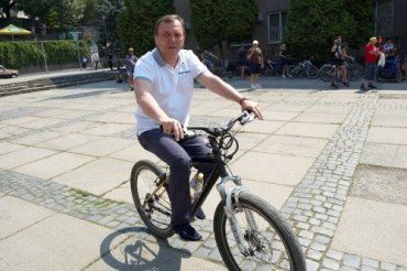 Виктор Погорелов, явно, совсем неплохо управляет велосипедом