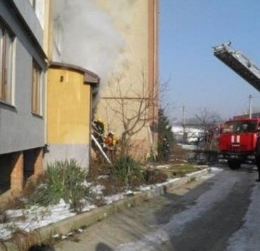 В Ужгороде пожар в 5-этажном доме потушили спасатели