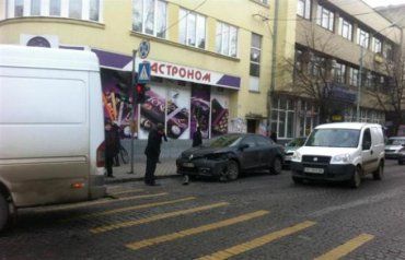 Сегодня, 26 декабря, в городе Мукачево маршрутка врезалась в иномарку