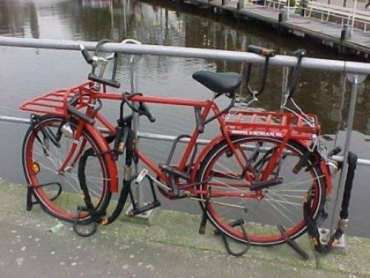 Чтобы велосипед не украли, привязывайте его на 20 замков