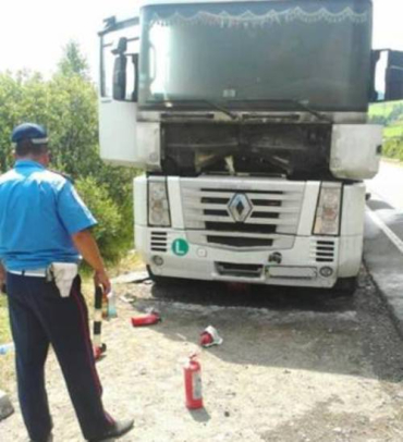 Инспекторы ГАИ Закарпатья помогли потушить горящий грузовик