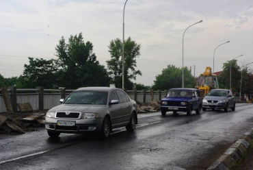 В Ужгороде перекрыли транспортный мост для ремонта дороги