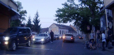 В Ужгороде на Собранецкой на пешеходном переходе огромный джип сбил велосипед