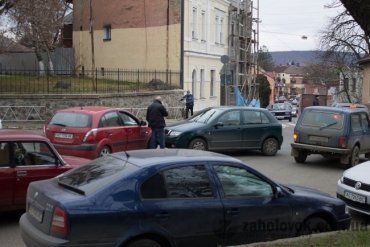 В Ужгороде на улице Собранецкая очередная авария: столкулись лоб в лоб два авто