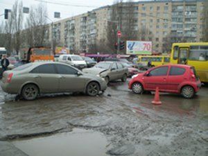 В Одессе столкнулись 3 автомобиля.