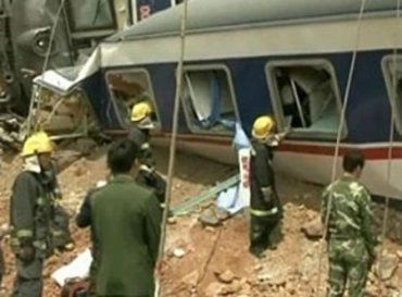 В аварии поездов погибли, по меньшей мере, два человека, еще 100 получили ранения
