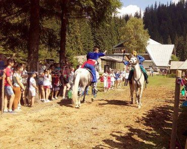 Луганский казачий конный театр выступил на закарпатском озере Синевир