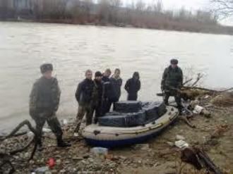 В Румынии поймали контрабандиста с 13 ящиками сигарет в лодке