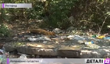 Ужгородська вулиця Лавріщева потопає у смітті