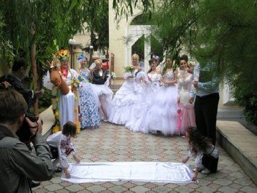 В Ужгороде возле ЗАГСа установили символический свадебный рушничок