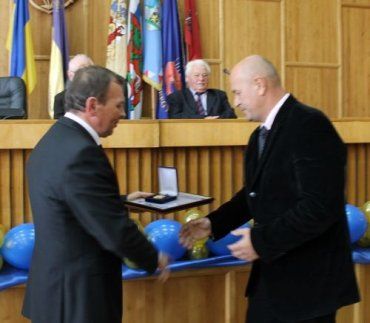 Погорєлов вручає Ратушняку рішення про звання "Почесного громадянина" Ужгорода