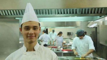 В Ужгороде безработные с дипломами неплохо работают на кухне