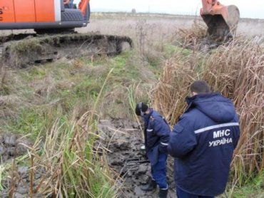Пиротехники МЧС обезвредили 4 снаряда в каналах Закарпатья