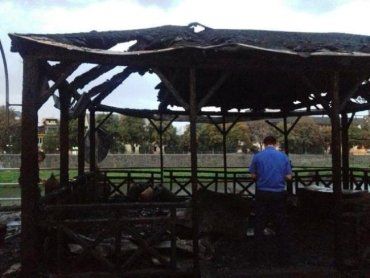 В Ужгороде летняя терраса кафе на набережной Независимости сгорела дотла