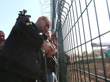 Яценюк строит великую украинскую канаву на границе с Россией