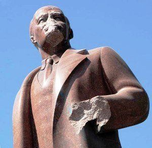 Изувеченный памятник Ленину в Киеве демонтируют