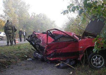 На трассе Житомир-Бердичев ВАЗ-2108 разбился вдребезги
