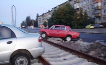 В Киеве ВАЗ и Lanos форсировали трамвайные пути