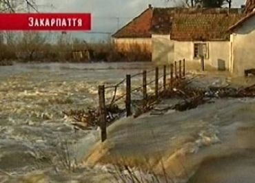 Уровни воды в реках Закарпатья растут, Боржава ночью затопит поля и атодорогу