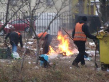 В Ужгороде КШЕП продолжает сжигать мусор около контейнеров
