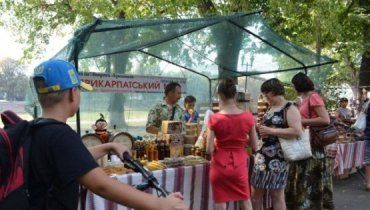 В Ужгороде на фестивале «Медовый Спас» меда немерено, - налетай!