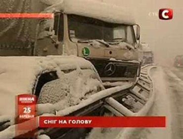 Из-за снега и скользкой дороги на Житомирской трассе столкнулись сразу 30 автомобилей