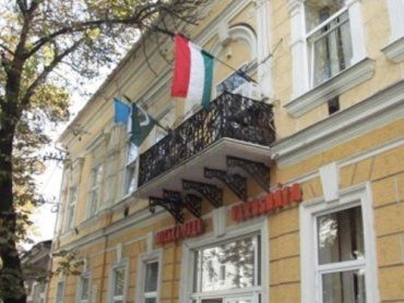 На зданиях райадминистраций два флага - Украины и Венгрии