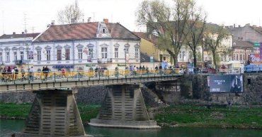 Пешеходный мост в Ужгороде превратился в мост влюбленных