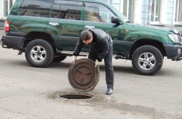 В Ужгороде украденный канализационный люк вернули на место